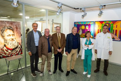 En la imagen algunos de los doctores que presentan sus obras de arte en la Sala de Exposiciones del HUBU.