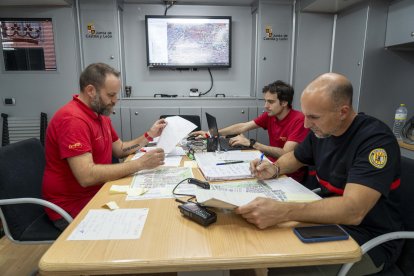 El jefe del mando, Álex Garrido, y el técnico coordinador del mismo, Víctor González, dirigen un primer encuentro, en Punto de Mando Autonómico (PMA) de Castilla y León en Aldaya