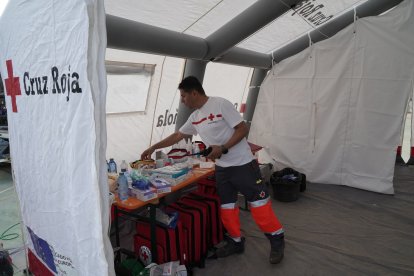 Efectivos de Castilla y León realizan labores de ayuda en las calles de Aldaya (Valencia). El responsable de emergencias de Cruz Roja Soria, Norberto, coordina una carpa sanitaria en Aldaya