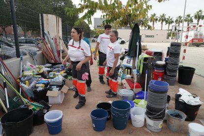 Efectivos de Castilla y León realizan labores de ayuda en las calles de Aldaya (Valencia). Voluntarios de Cruz Roja de Soria controlan el reparto de alimentos y productos de Higiene en Aldaya