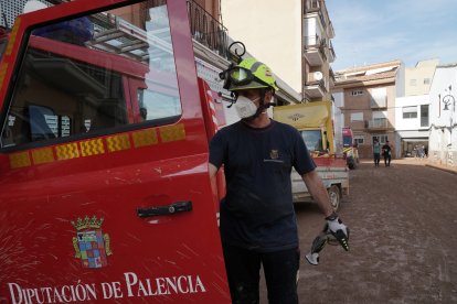 Efectivos de Castilla y León realizan labores de ayuda en las calles de Aldaya (Valencia). En la imagen Alberto Marcos, jefe del operativo de los bomberos de la Diputación de Palencia en Aldaya