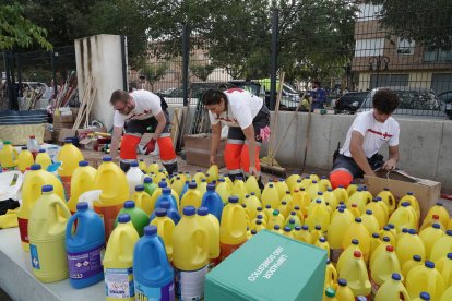 Efectivos de Castilla y León realizan labores de ayuda en las calles de Aldaya (Valencia). Voluntarios de Cruz Roja de Soria controlan los alimentos y productos de limpieza para entregar a los afectados por la DANA en Aldaya