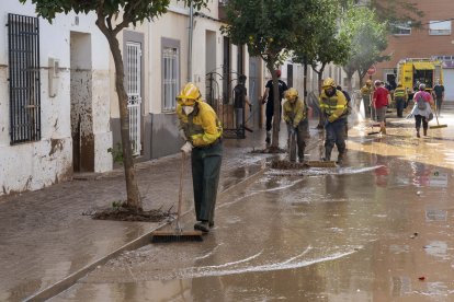 Bomberos del equipo de rescate de Castilla y León en Aldaya (Valencia), limpiando las calles