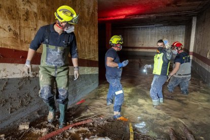 Bomberos de la Diputación de Palencia, realizan labores en los garajes de Aldaya (Valencia)