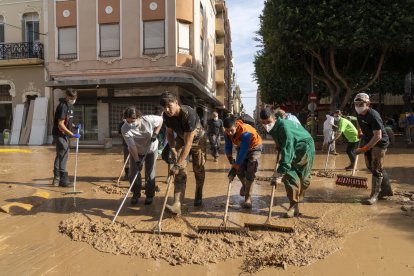 Bomberos del equipo de rescate de Castilla y León en Aldaya (Valencia), limpiando las calles