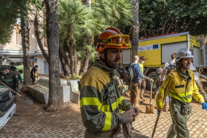 Bomberos del equipo de rescate de Castilla y León en Aldaya (Valencia), limpiando las calles