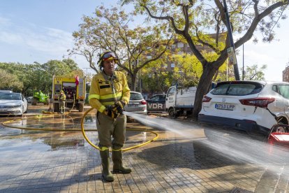 Bomberos del equipo de rescate de Castilla y León en Aldaya (Valencia), limpiando las calles