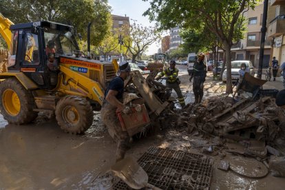 Bomberos del equipo de rescate de Castilla y León en Aldaya (Valencia), limpiando las calles