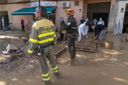 Bomberos del equipo de rescate de Castilla y León en Aldaya (Valencia), limpiando las calles