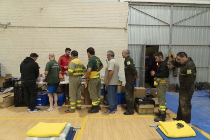 Momento del desayuno en el polideportivo municipal Andrés Nicolás López Ruiz de Aldaya, donde 240 integrantes del dispositivo de Castilla y León descansan, una jornada más, para ayudar en las labores de rescate y limpieza causadas por la Dana en Valencia