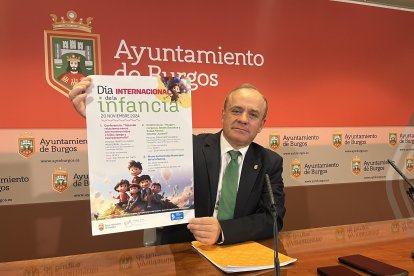 El vicealcalde y concejal de Familia, Infancia, Juventud y Mayores, Fernando Martínez Acitores, sostiene el cartel con las actividades.