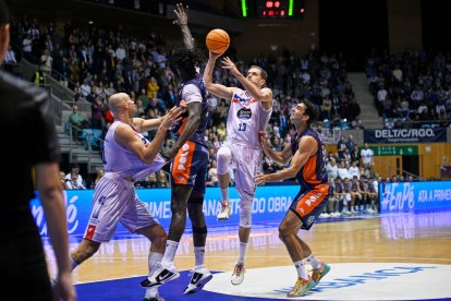 Strahinja Mićović, que anotó 13 puntos, penetra la zona del Tizona hacia canasta.