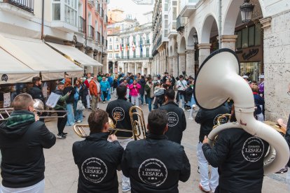 El Día del Peñista ha llenado de color y música el centro de Burgos.