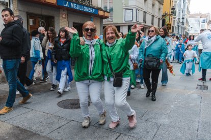 El Día del Peñista ha llenado de color y música el centro de Burgos.