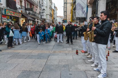 El Día del Peñista ha llenado de color y música el centro de Burgos.