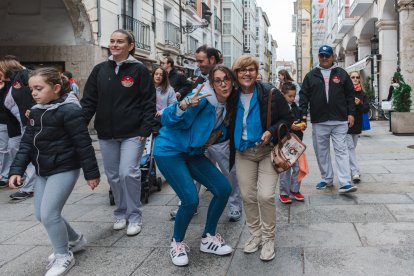 El Día del Peñista ha llenado de color y música el centro de Burgos.