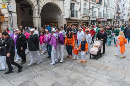 El Día del Peñista ha llenado de color y música el centro de Burgos.