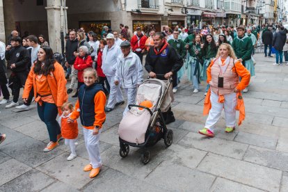 El Día del Peñista ha llenado de color y música el centro de Burgos.