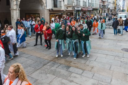 El Día del Peñista ha llenado de color y música el centro de Burgos.