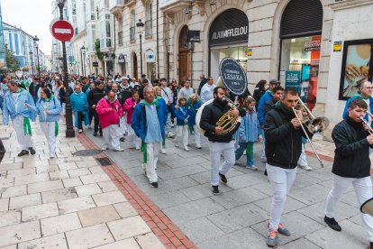 El Día del Peñista ha llenado de color y música el centro de Burgos.