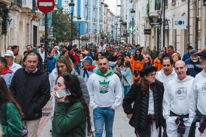 El Día del Peñista ha llenado de color y música el centro de Burgos.