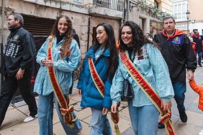 El Día del Peñista ha llenado de color y música el centro de Burgos.