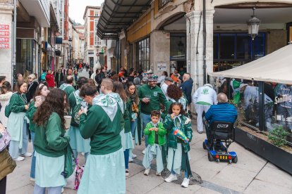 El Día del Peñista ha llenado de color y música el centro de Burgos.