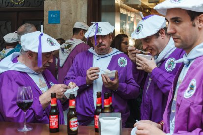 El Día del Peñista ha llenado de color y música el centro de Burgos.