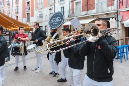 El Día del Peñista ha llenado de color y música el centro de Burgos.