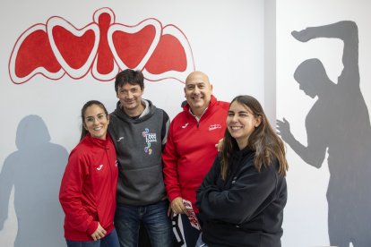 Un centenar de voluntarios colaboran en programas de ocio con la Fundación Aviva para defender la inclusión y los derechos de las personas con discapacidad. En la imagen,Eugenio Sánchez, técnico de la entidad; Lindsay Herrero, coordinadora de voluntariado;  Beatriz Pérez, Coordinadora del área de familias  y José Luis Montes, técnico y responsable del área de vida independiente