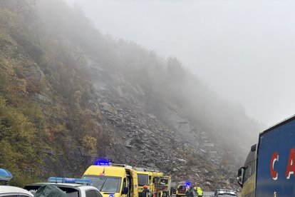 Cortada la AP-66 entre León y Asturias por un desprendimiento de tierra y piedras.