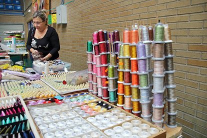 Encuentro de bolillos y multilabores, que reúne a cerca de 400 asistentes de varias comunidades autónomas en Navatejera (León)