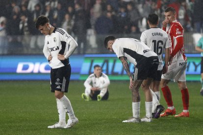 Los jugadores, cabizbajos bajo la lluvia en El Plantío.