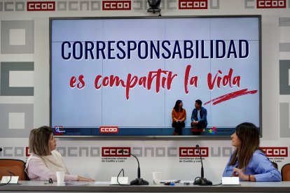 La secretaria de Mujeres, Igualdad y Políticas Sociales de CCOO Castilla y León, Yolanda Martín, y la coordinadora del servicio de asesoramiento e igualdad (SAI), Elena Pinilla, presentan una campaña sobre corresponsabilidad.