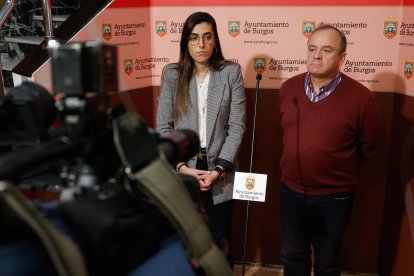 Los portavoces de PP y Vox, Andrea Ballesteros y Fernando Martínez-Acitores, tras la reunión mantenida con los representantes de Accem, Atalaya, Burgos Acoge y Cáritas.