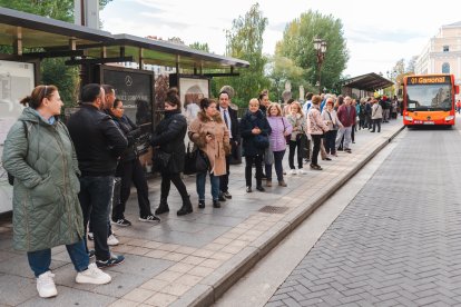 Una larga cola en la parada de autobús de la avenida del Arlanzón.