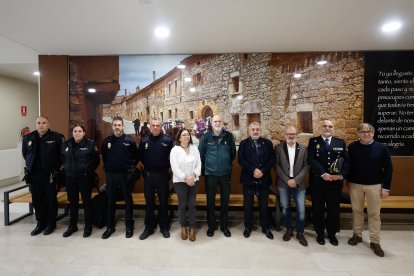 Responsables de Policía Local y Guardia Civil y las asociaciones del Camino de Santiago antes del inicio de la jornada de Seguridad.