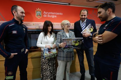 Representantes de Diputación y Ayuntamiento, Inmaculada Sierra e Ignacio Peña, junto a María Jesús Delgado, de Cocemfe, y profesionales del parque de bomberos de Burgos.