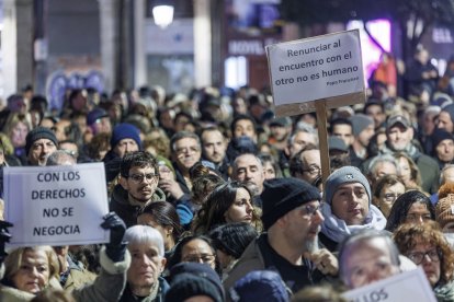 Los ciudadanos han salido a la calle en defensa del trabajo de las ONG de inmigración.