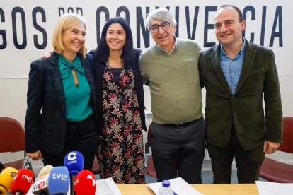 Los representantes de Accem, Burgos Acoge, Atalaya, y Cáritas posan sonrientes tras su comparecencia.