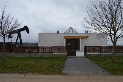 Acceso al Museo del Petróleo, en Sargentes de la Lora.