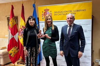 Aitana Henando, en centro, junto a la ministra de Igualdad, Ana Redondo, y el delegado del Gobierno, Nicanor Sen.