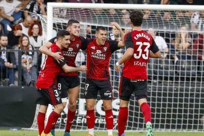 Los jugadores del Mirandés celebran uno de los goles.