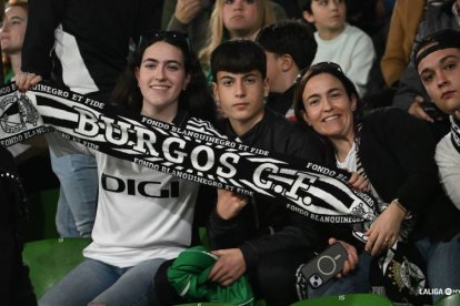 Imagen del partido entre el Racing y el Burgos CF.