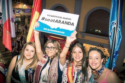 La entonces alcaldesa de Aranda, Raquel González, sostiene uno de los carteles de la campaña para que el nombre Seat Aranda fuera el elegido.