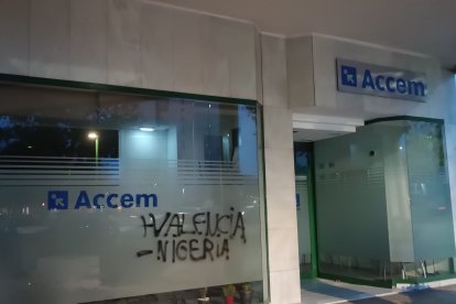 Pintada xenófoba en la sede de Accem en Burgos.