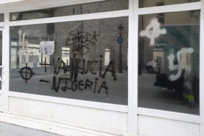 Simbología nazi y mensajes de odio frente a Atalaya Intercultural.