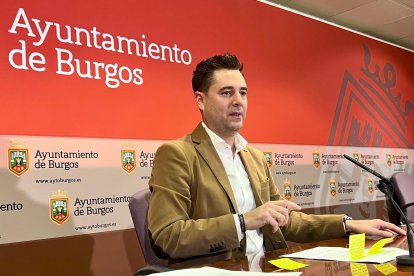 Daniel de la Rosa, portavoz del grupo municipal socialista, durante una rueda de prensa en el Ayuntamiento de Burgos.