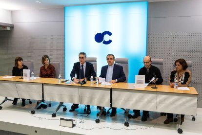 Los responsables de Fundación Círculo y el Cabildo de la Catedral acompañados por el Archivero de la Catedral y las técnicas del archivo .