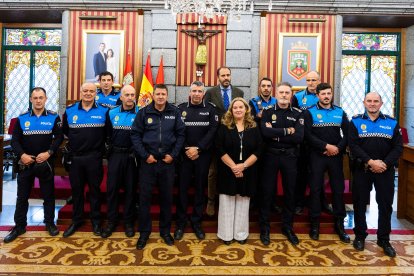 Los primeros agentes desplazados a Valencia posan con la alcaldesa de Burgos, Cristina Ayala, y el concejal de Seguridad Ciudadana, Ignacio Peña.